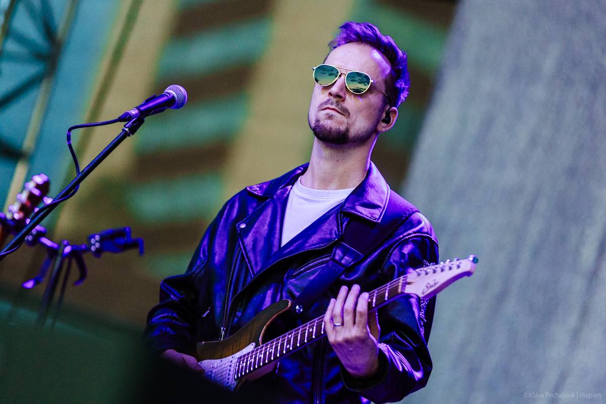 Buďte šťastní, zářil Vojtěch Dyk s kapelou D.Y.K. v Areálu 7. Na Prague Open Air si sestava fanoušky zcela podmanila