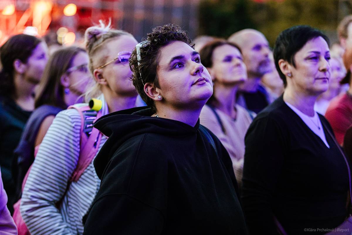 Buďte šťastní, zářil Vojtěch Dyk s kapelou D.Y.K. v Areálu 7. Na Prague Open Air si sestava fanoušky zcela podmanila