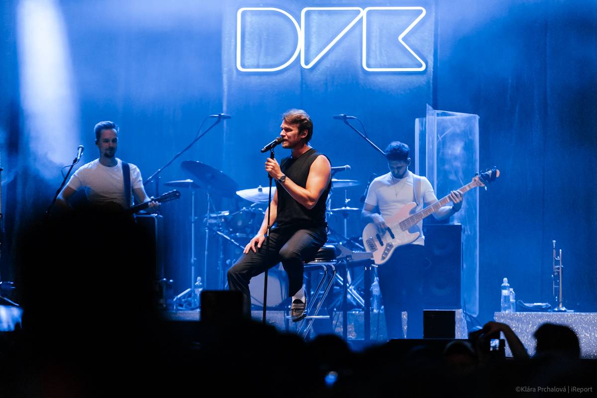 Buďte šťastní, zářil Vojtěch Dyk s kapelou D.Y.K. v Areálu 7. Na Prague Open Air si sestava fanoušky zcela podmanila