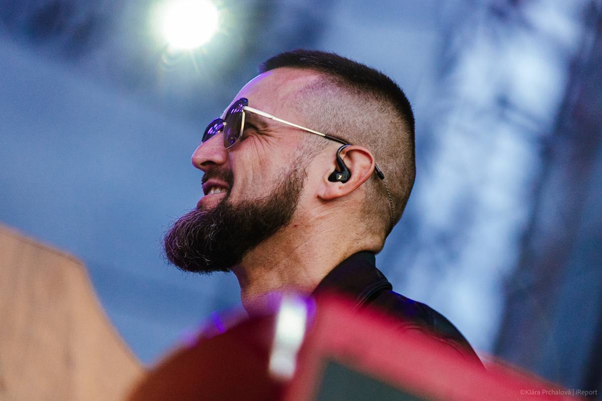Buďte šťastní, zářil Vojtěch Dyk s kapelou D.Y.K. v Areálu 7. Na Prague Open Air si sestava fanoušky zcela podmanila
