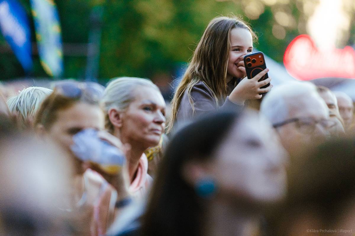 Buďte šťastní, zářil Vojtěch Dyk s kapelou D.Y.K. v Areálu 7. Na Prague Open Air si sestava fanoušky zcela podmanila