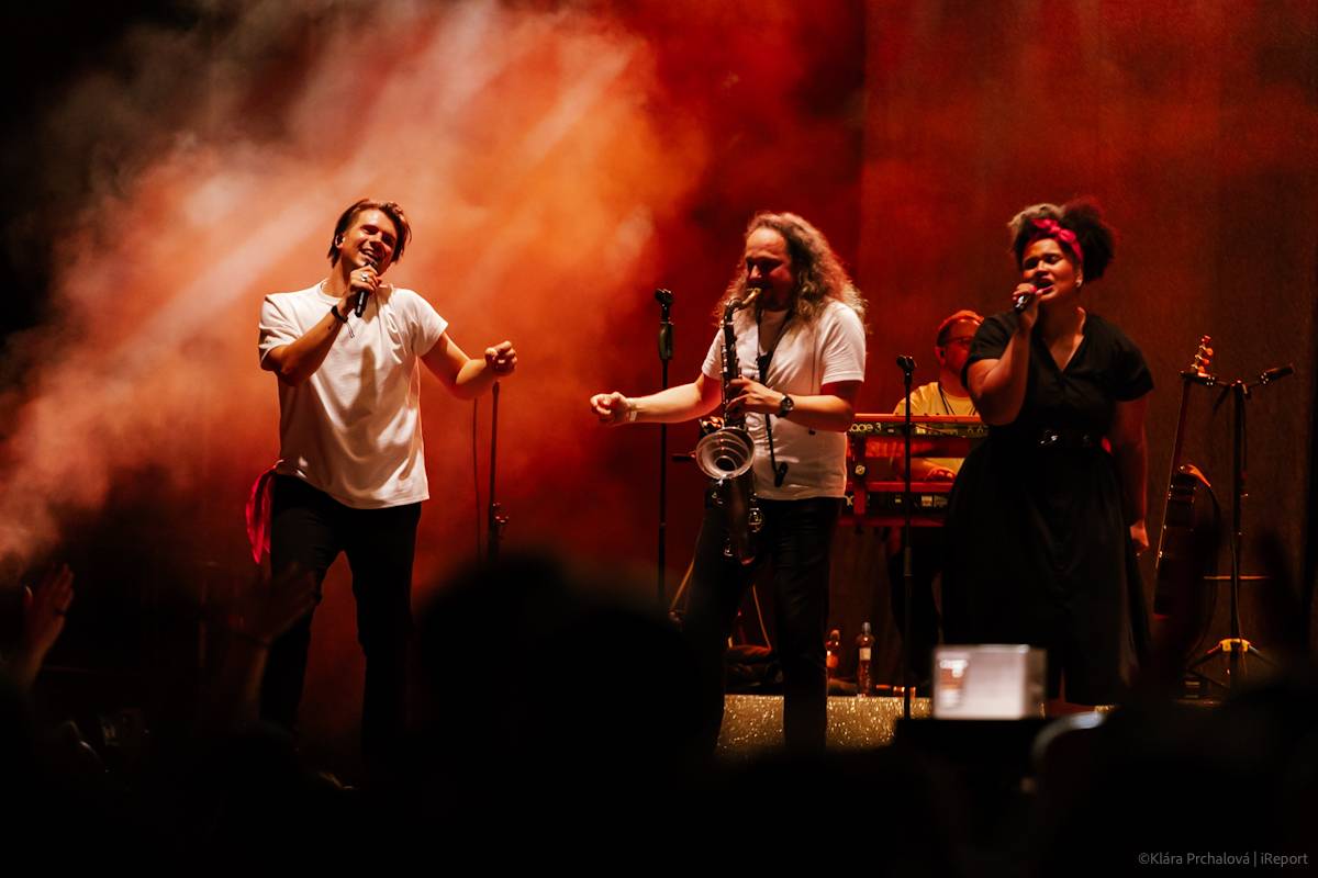 Buďte šťastní, zářil Vojtěch Dyk s kapelou D.Y.K. v Areálu 7. Na Prague Open Air si sestava fanoušky zcela podmanila