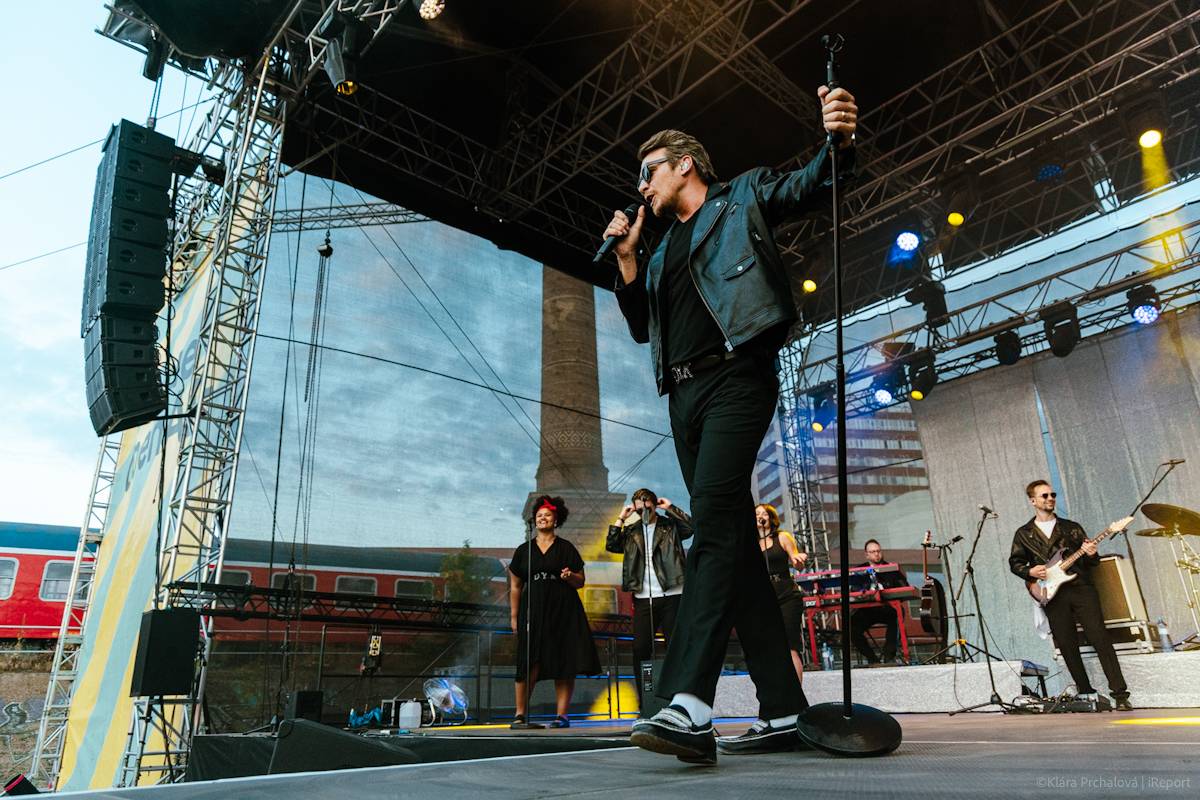 Buďte šťastní, zářil Vojtěch Dyk s kapelou D.Y.K. v Areálu 7. Na Prague Open Air si sestava fanoušky zcela podmanila