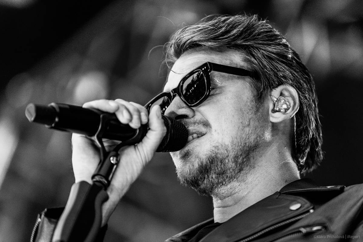 Buďte šťastní, zářil Vojtěch Dyk s kapelou D.Y.K. v Areálu 7. Na Prague Open Air si sestava fanoušky zcela podmanila