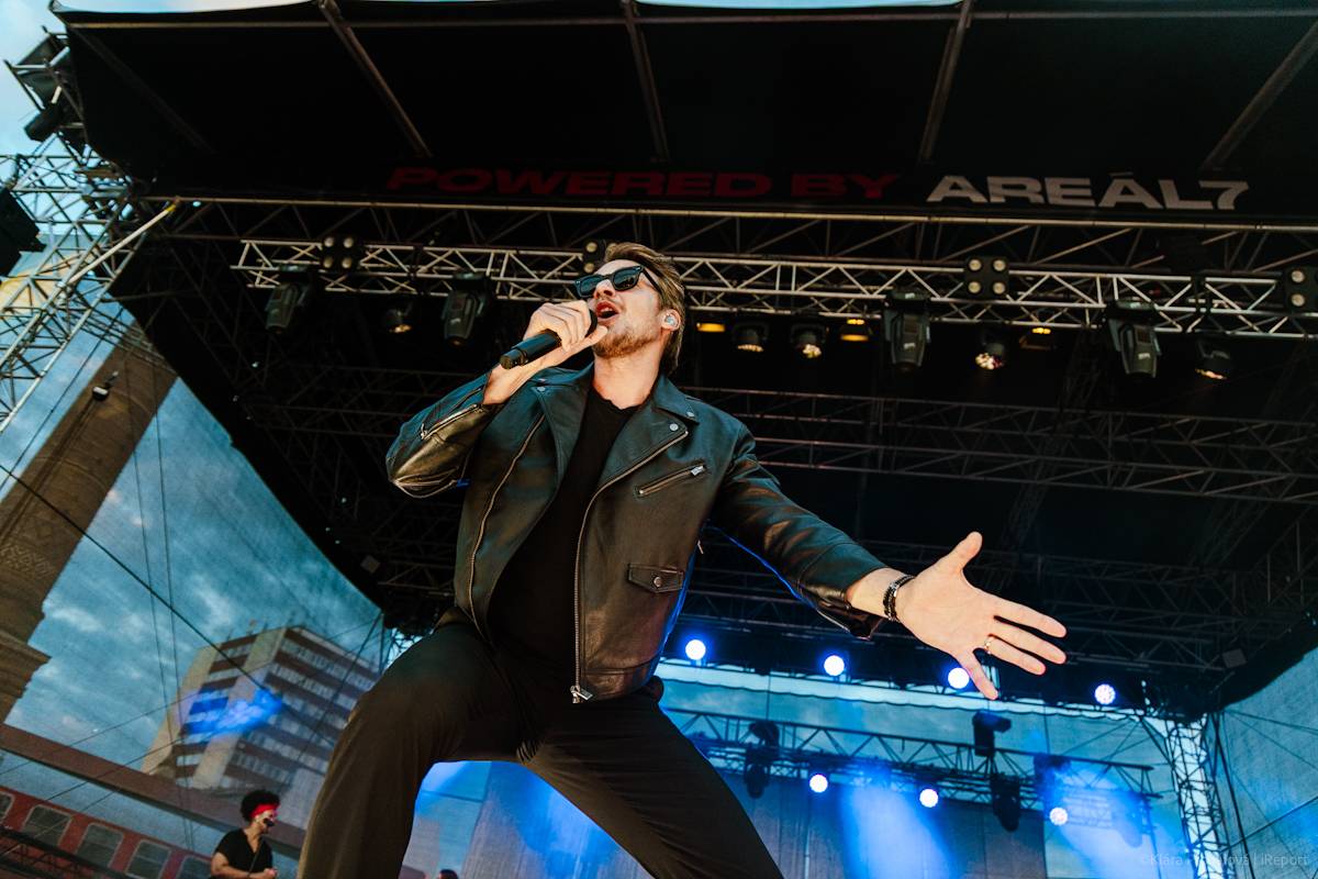 Buďte šťastní, zářil Vojtěch Dyk s kapelou D.Y.K. v Areálu 7. Na Prague Open Air si sestava fanoušky zcela podmanila