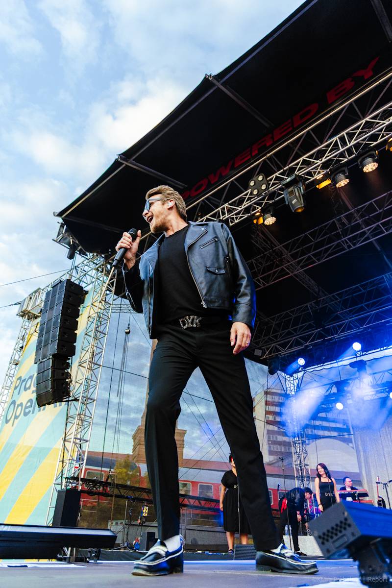 Buďte šťastní, zářil Vojtěch Dyk s kapelou D.Y.K. v Areálu 7. Na Prague Open Air si sestava fanoušky zcela podmanila