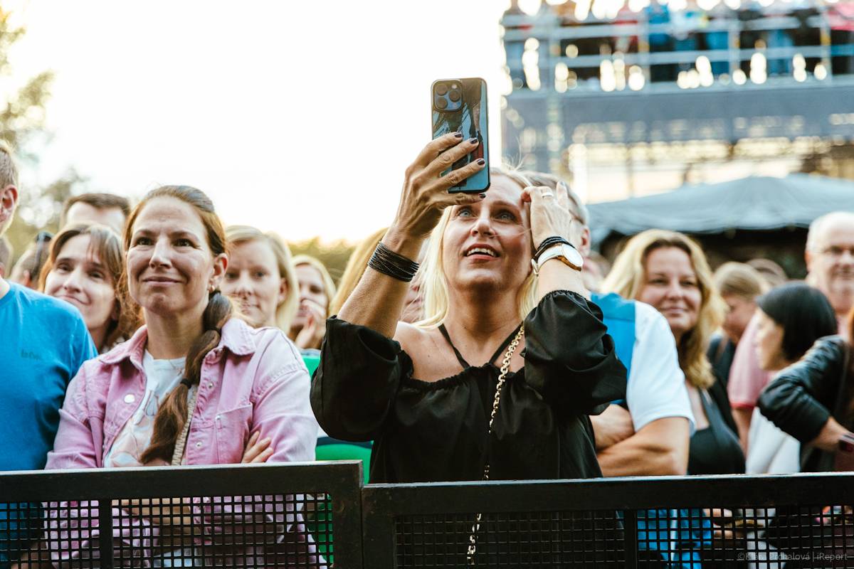 Buďte šťastní, zářil Vojtěch Dyk s kapelou D.Y.K. v Areálu 7. Na Prague Open Air si sestava fanoušky zcela podmanila