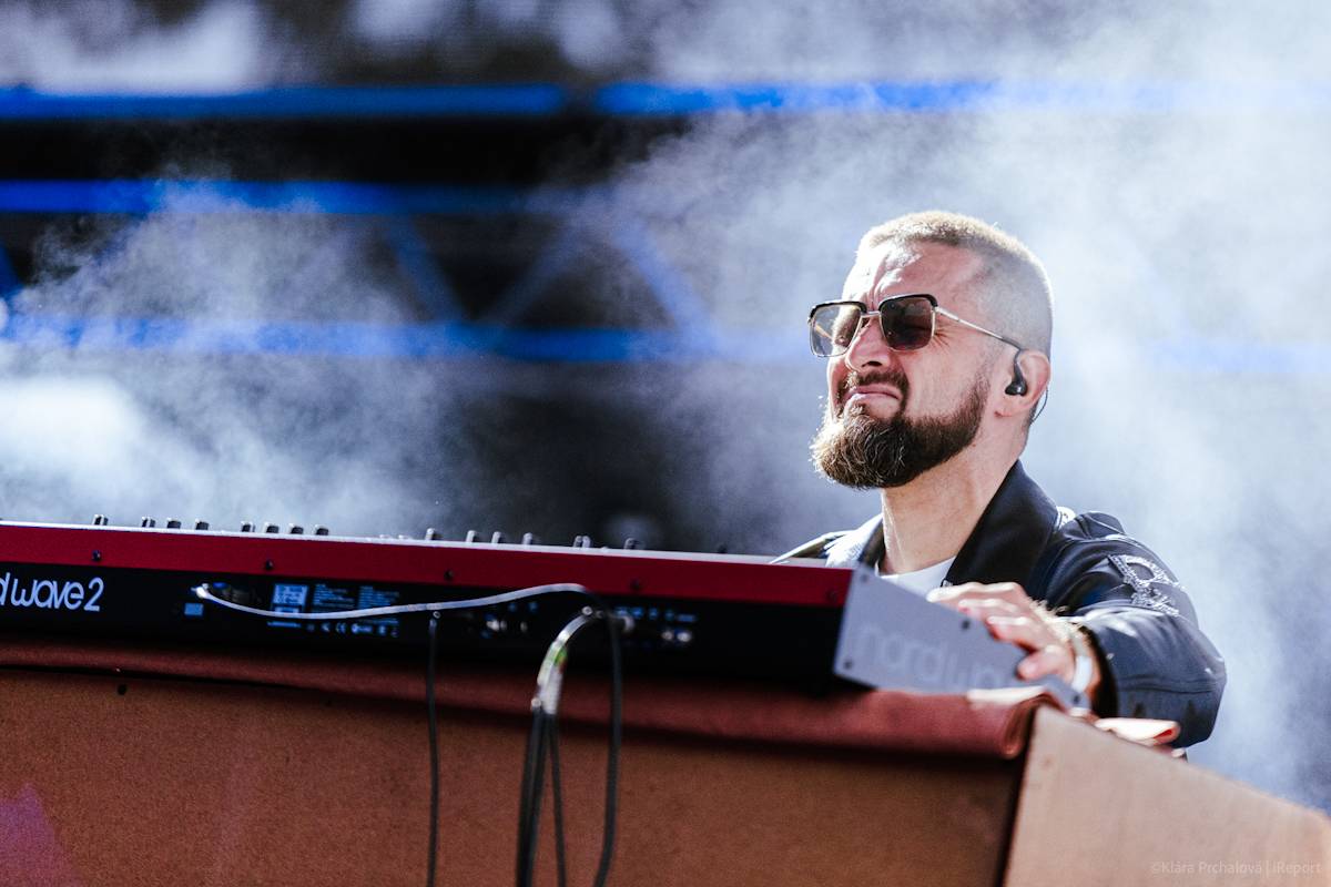Buďte šťastní, zářil Vojtěch Dyk s kapelou D.Y.K. v Areálu 7. Na Prague Open Air si sestava fanoušky zcela podmanila