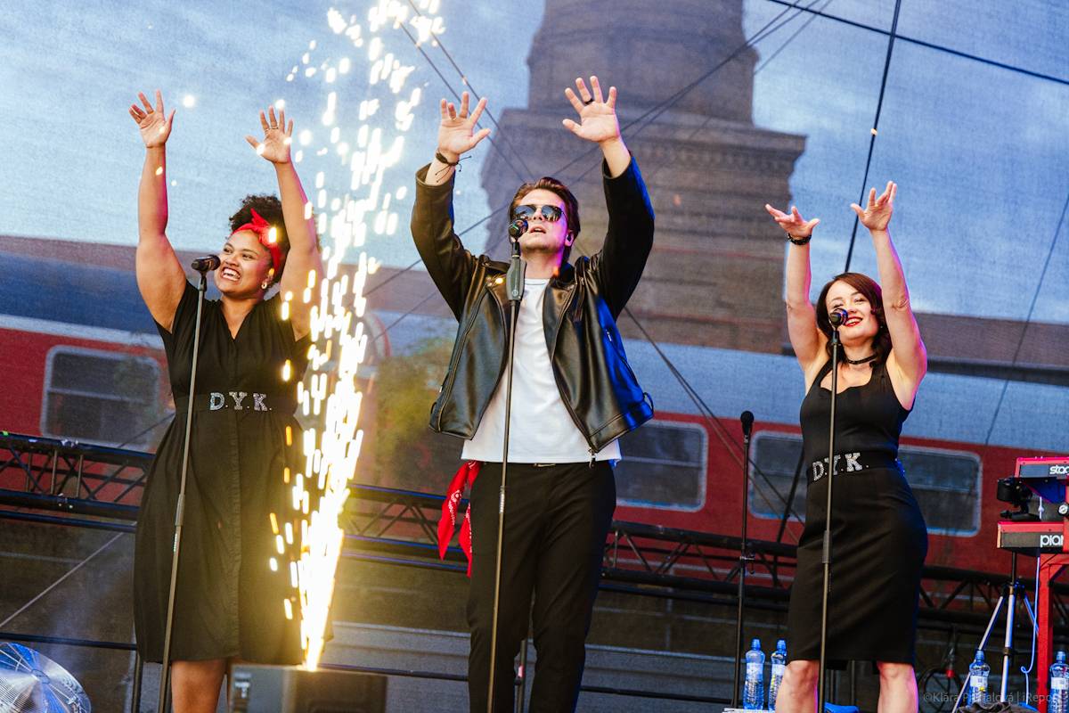 Buďte šťastní, zářil Vojtěch Dyk s kapelou D.Y.K. v Areálu 7. Na Prague Open Air si sestava fanoušky zcela podmanila