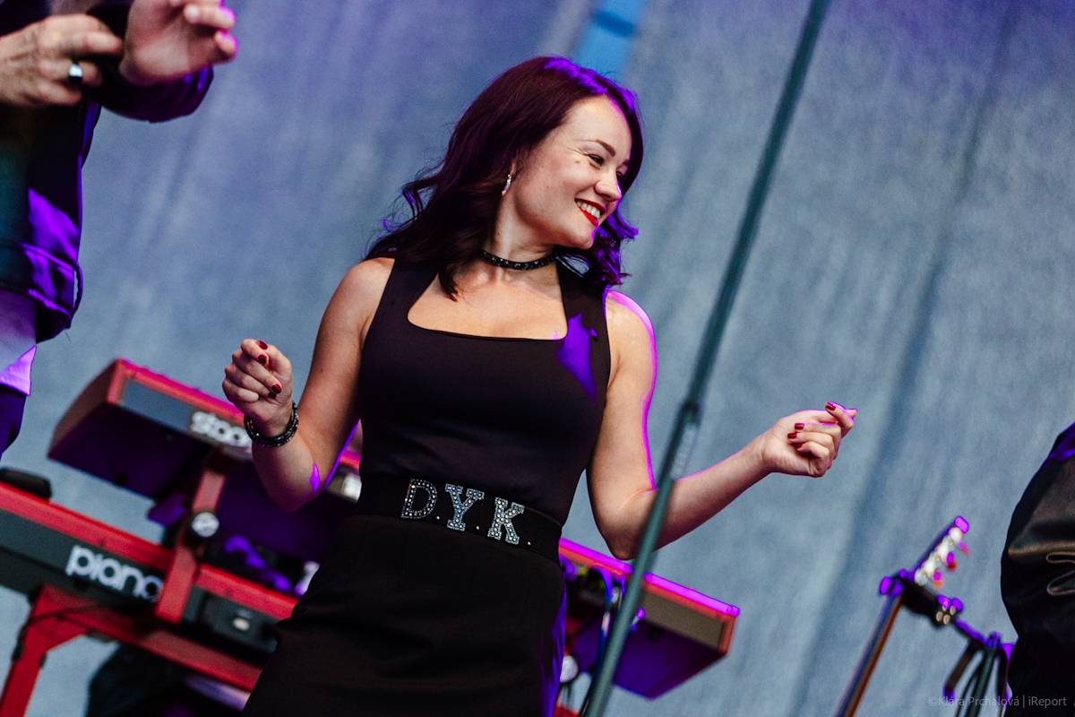 Buďte šťastní, zářil Vojtěch Dyk s kapelou D.Y.K. v Areálu 7. Na Prague Open Air si sestava fanoušky zcela podmanila