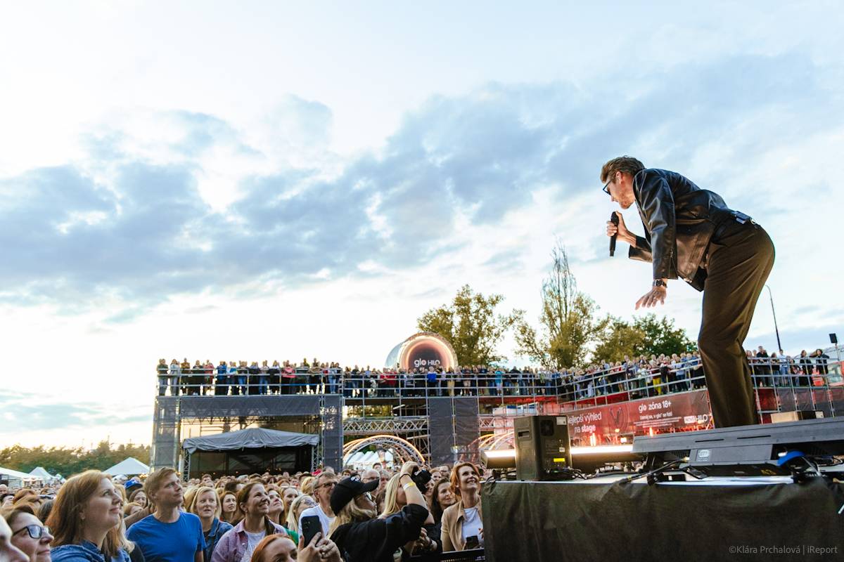 Buďte šťastní, zářil Vojtěch Dyk s kapelou D.Y.K. v Areálu 7. Na Prague Open Air si sestava fanoušky zcela podmanila