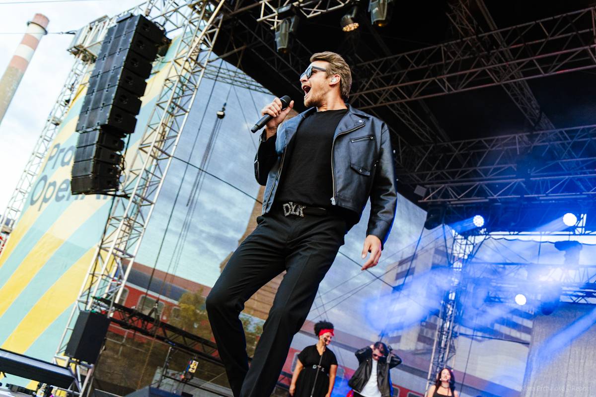 Buďte šťastní, zářil Vojtěch Dyk s kapelou D.Y.K. v Areálu 7. Na Prague Open Air si sestava fanoušky zcela podmanila
