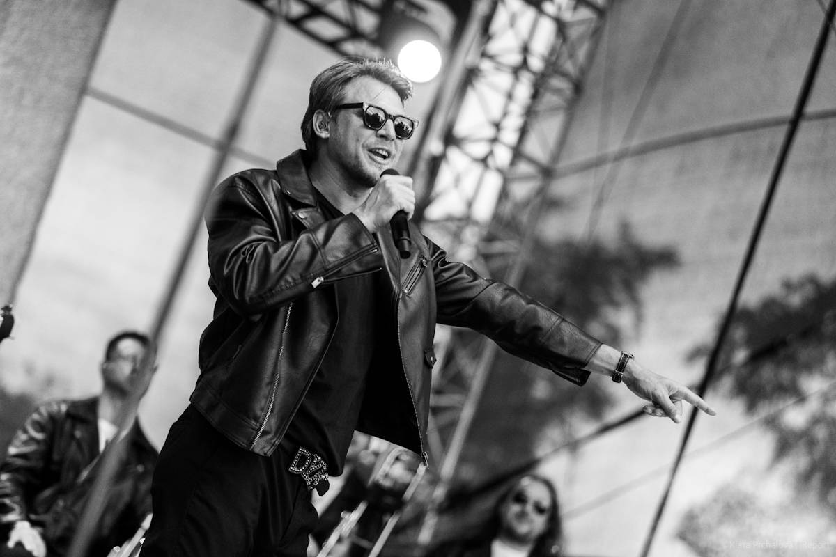 Buďte šťastní, zářil Vojtěch Dyk s kapelou D.Y.K. v Areálu 7. Na Prague Open Air si sestava fanoušky zcela podmanila