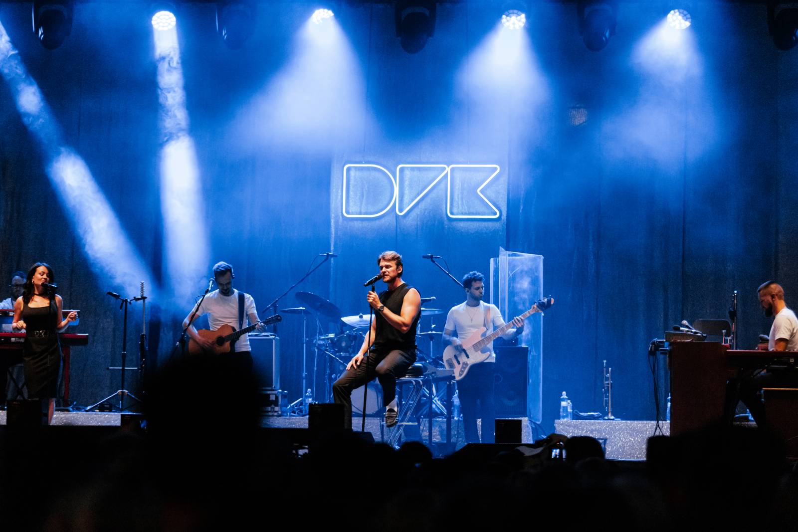 Buďte šťastní, zářil Vojtěch Dyk s kapelou D.Y.K. v Areálu 7. Na Prague Open Air si sestava fanoušky zcela podmanila