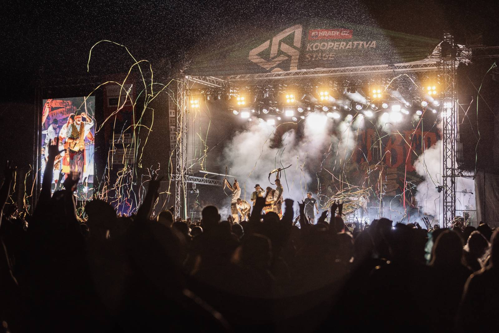 Mig 21 a nezastavitelný Macháček ovládli první den festivalu Hrady CZ na Bezdězu. Dorazili i Rybičky 48, Rytmus či Grey256