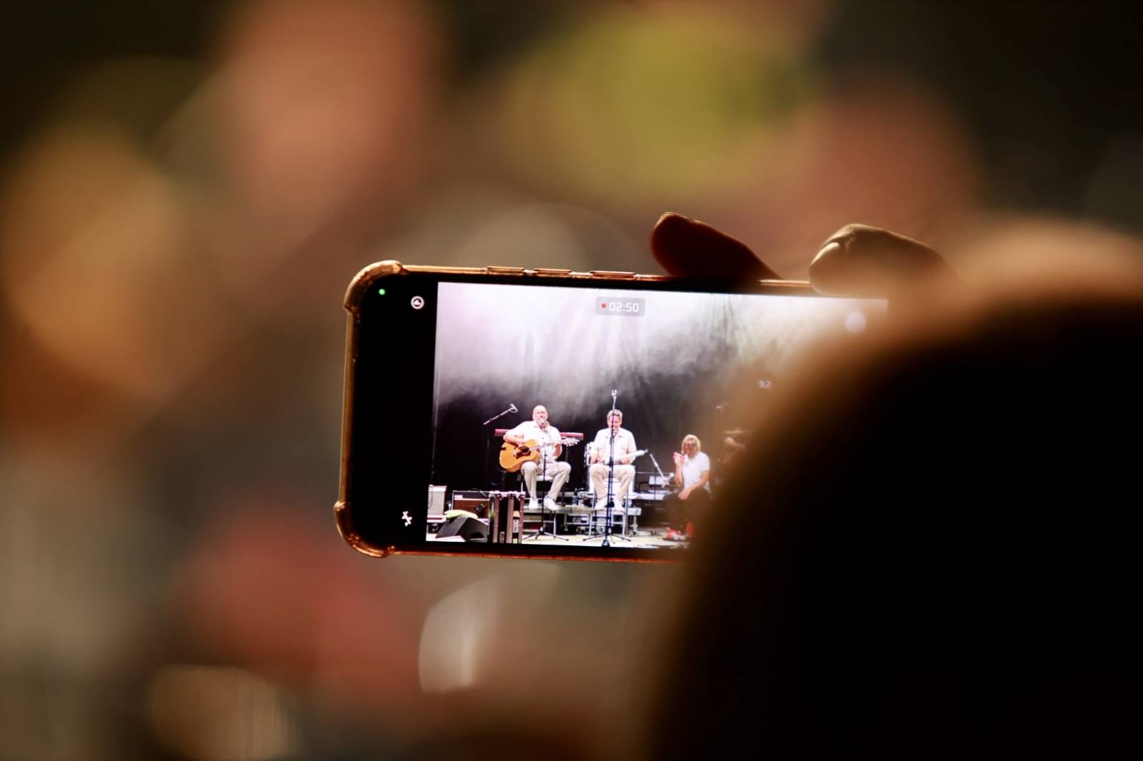 Open Air léto s Chinaski v Třeboni. Kapela zahrála největší hity a vzala fanoušky do šatny