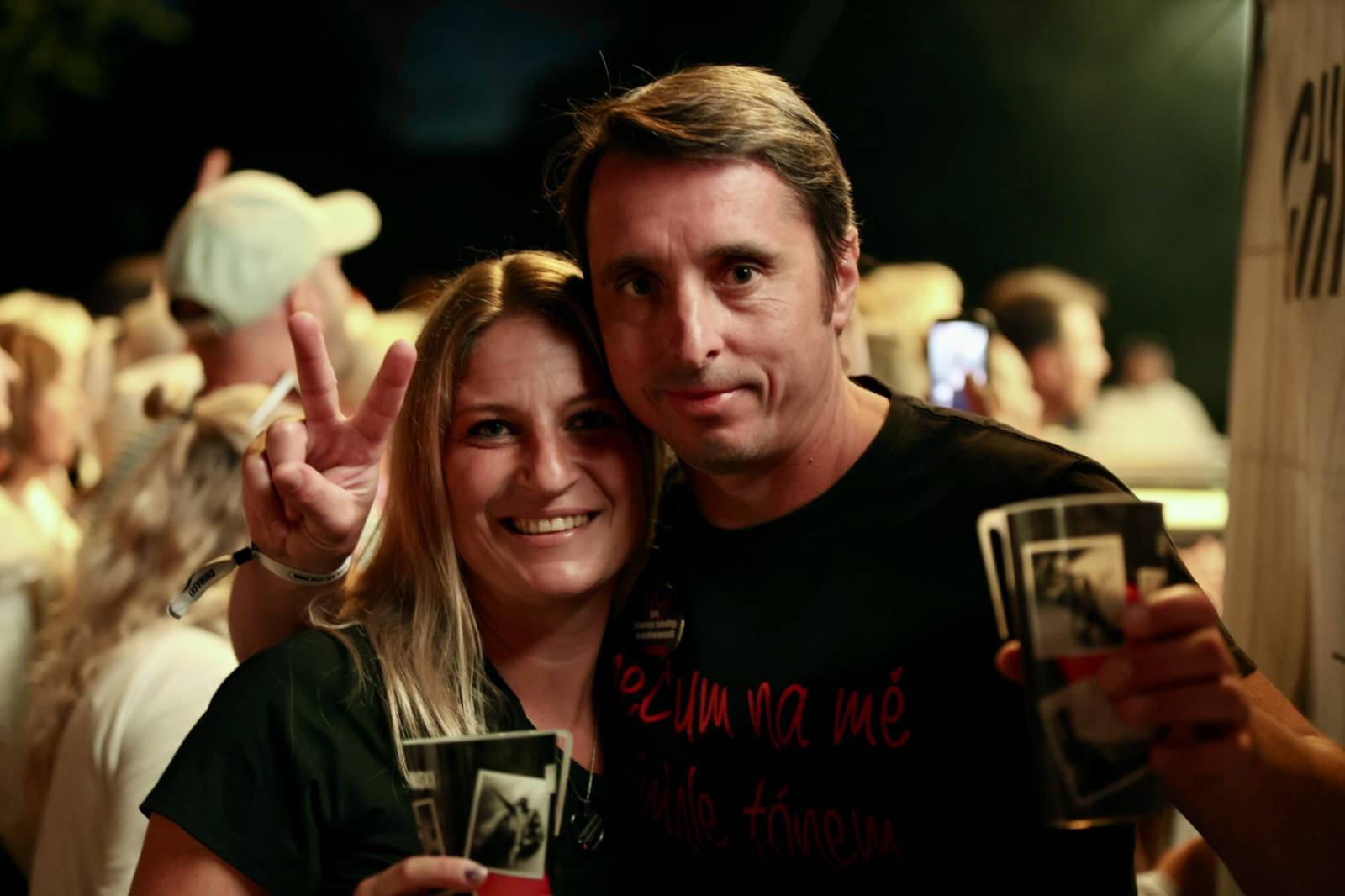 Open Air léto s Chinaski v Třeboni. Kapela zahrála největší hity a vzala fanoušky do šatny