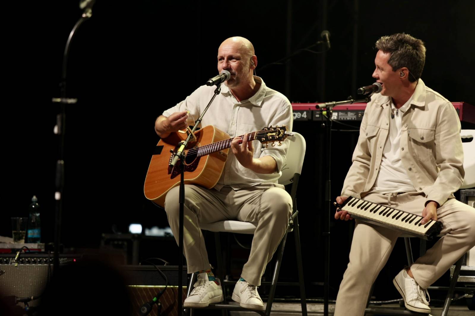 Open Air léto s Chinaski v Třeboni. Kapela zahrála největší hity a vzala fanoušky do šatny