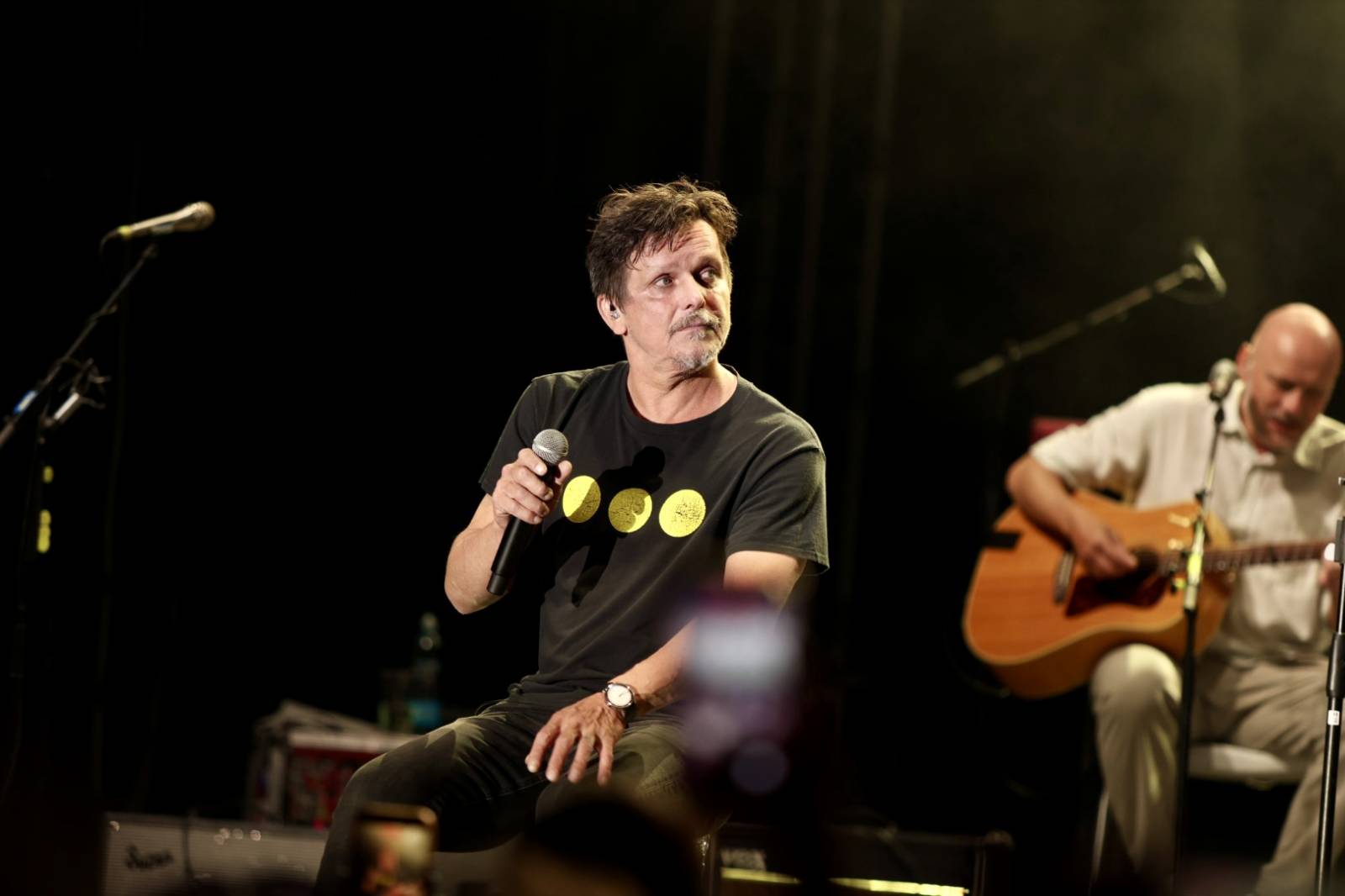 Open Air léto s Chinaski v Třeboni. Kapela zahrála největší hity a vzala fanoušky do šatny