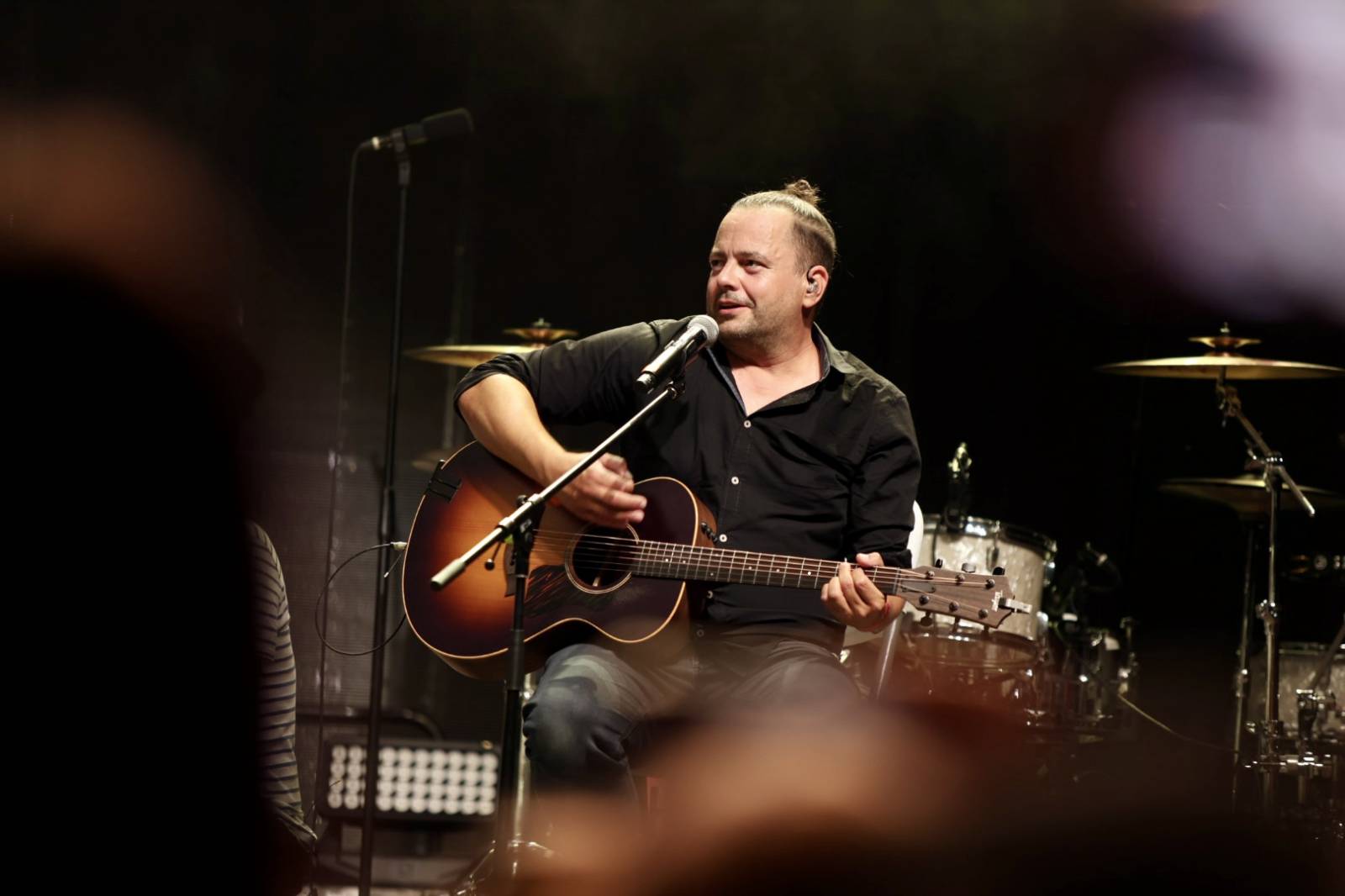 Open Air léto s Chinaski v Třeboni. Kapela zahrála největší hity a vzala fanoušky do šatny