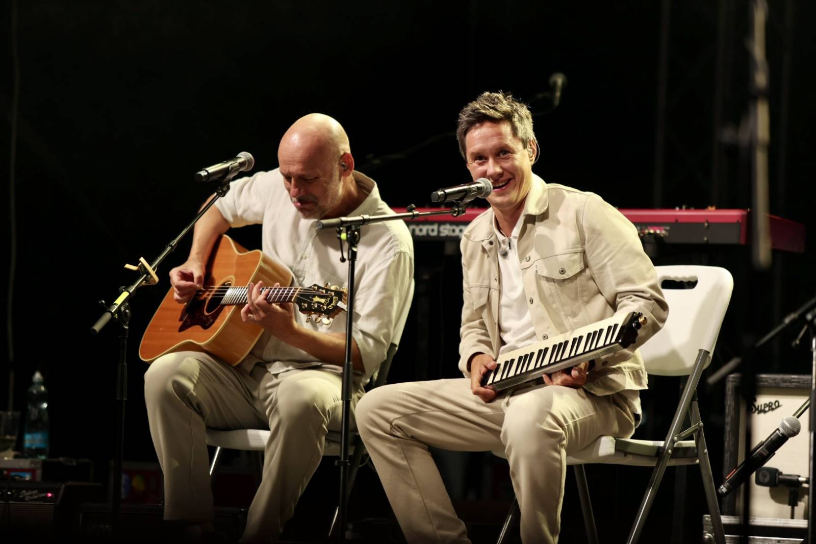 Open Air léto s Chinaski v Třeboni. Kapela zahrála největší hity a vzala fanoušky do šatny
