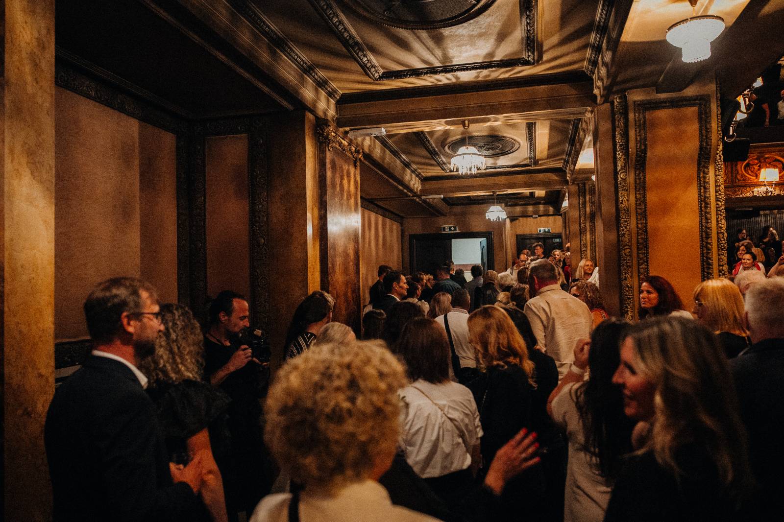 Kino Lucerna promítalo film o Báře Basikové, na premiéru přišli Petr Janda, Vojtěch Dyk i bývalá prezidentka