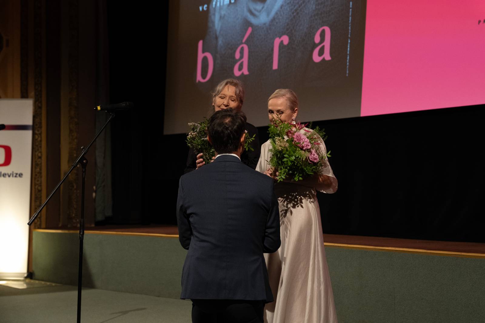 Kino Lucerna promítalo film o Báře Basikové, na premiéru přišli Petr Janda, Vojtěch Dyk i bývalá prezidentka
