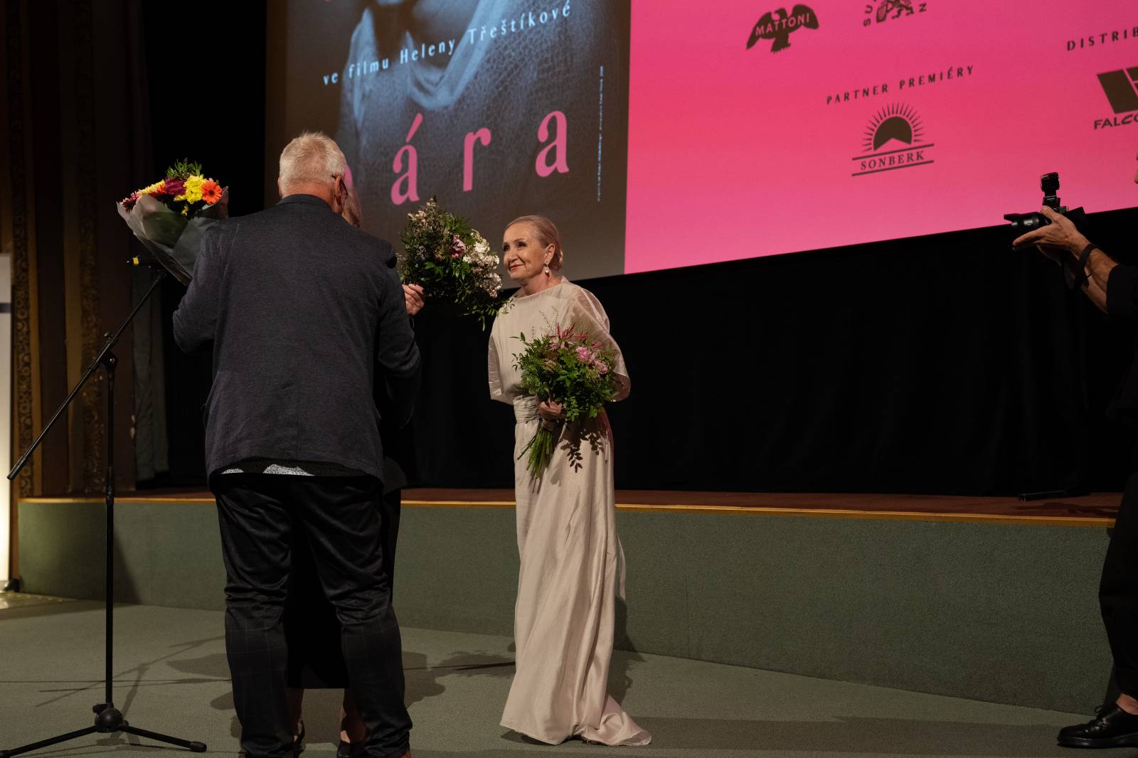 Kino Lucerna promítalo film o Báře Basikové, na premiéru přišli Petr Janda, Vojtěch Dyk i bývalá prezidentka