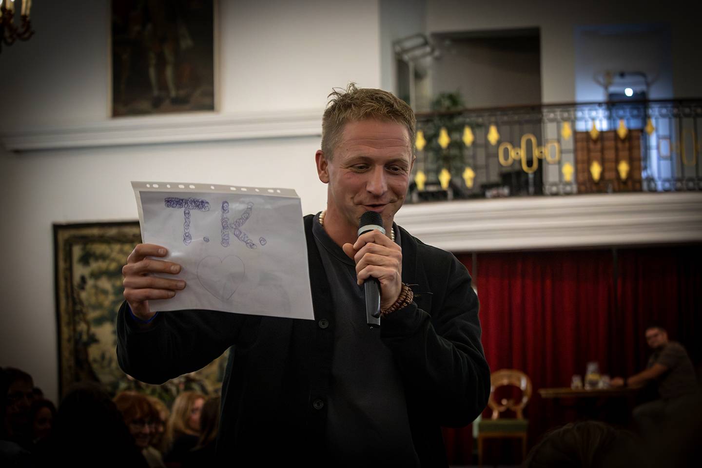 Tomáš Klus rozesmál publikum na zámku Kozel. Během talk show také zazpíval