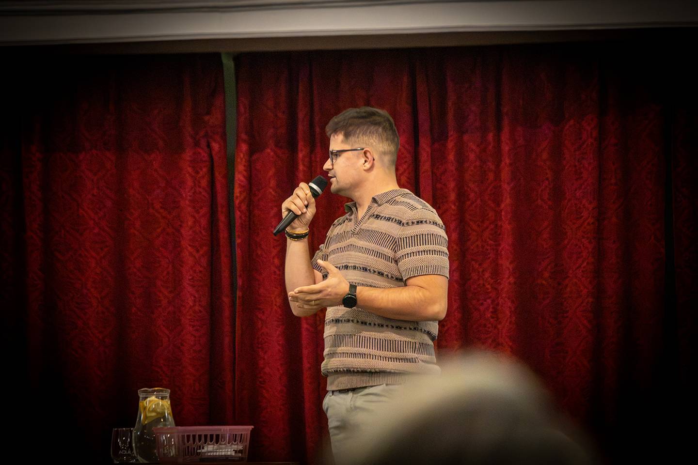 Tomáš Klus rozesmál publikum na zámku Kozel. Během talk show také zazpíval