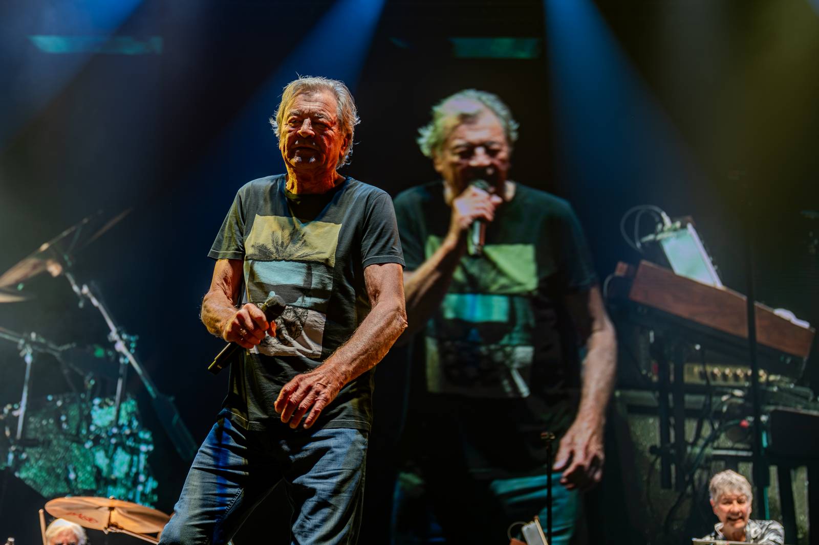 Deep Purple dokázali, že do starého železa ještě nepatří. V Praze rozezpívali O2 arenu svými nestárnoucími hity