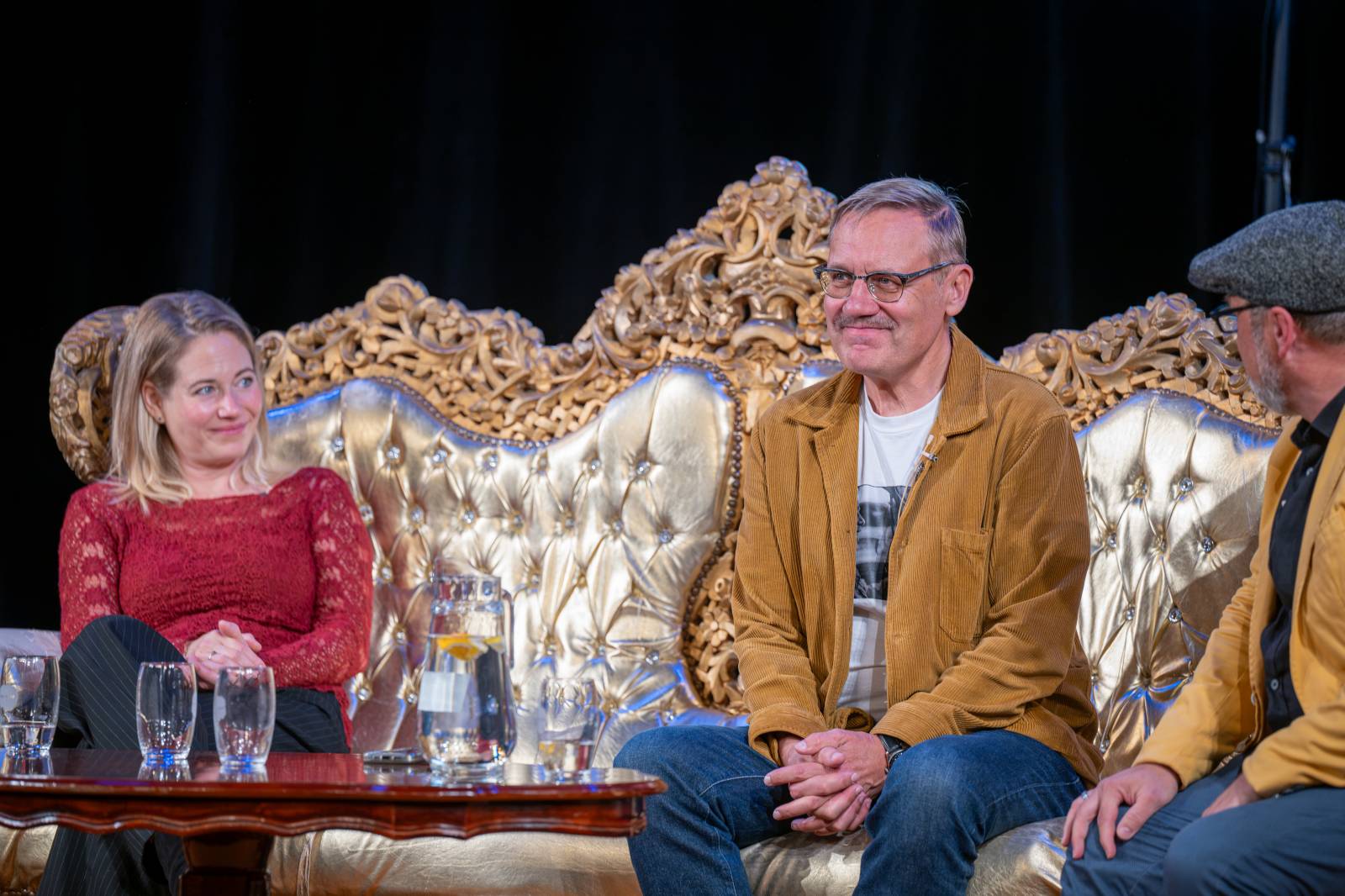 Talkshow U Aleše na střeše poprvé v Divadle Radka Brzobohatého. Excelovali Pavel Šporcl, David Matásek, Zuzana Kajnarová, Vladimír Franz a Jan Antonín Duchoslav