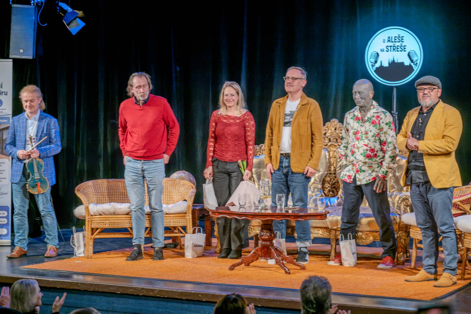 Talkshow U Aleše na střeše poprvé v Divadle Radka Brzobohatého. Excelovali Pavel Šporcl, David Matásek, Zuzana Kajnarová, Vladimír Franz a Jan Antonín Duchoslav