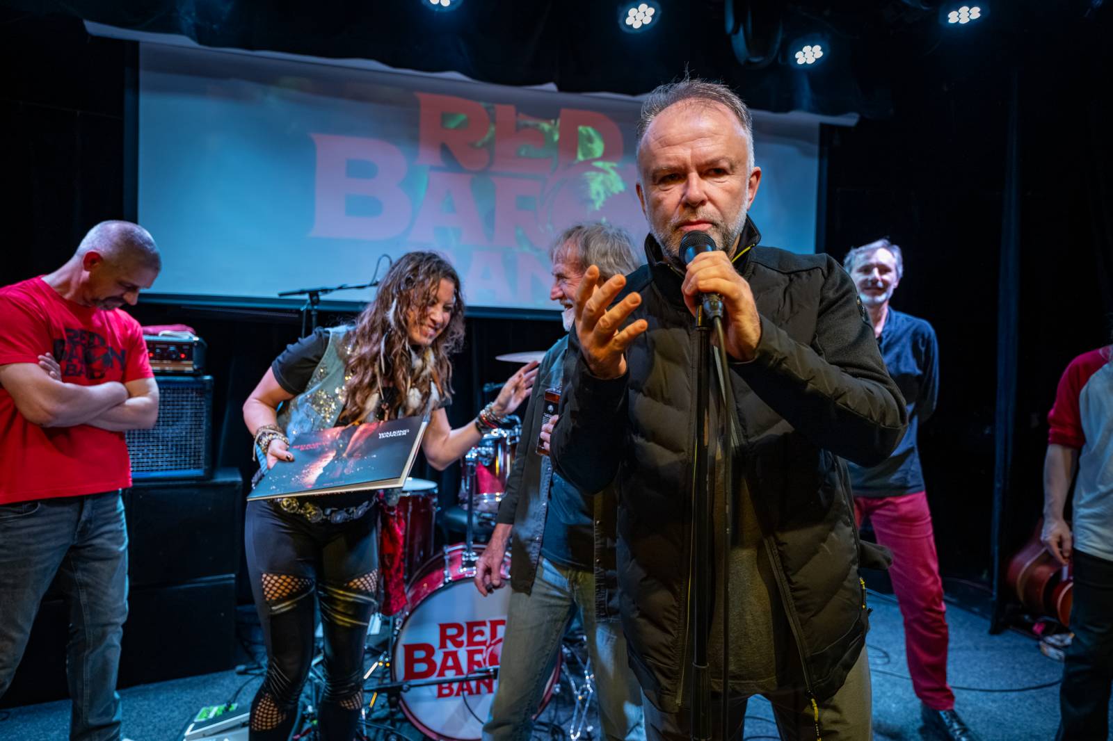 Red Baron Band pokřtil v Malostranské besedě nové album, připil si na něj whisky od Iana Paice