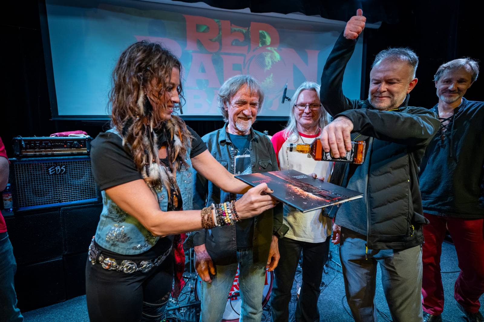 Red Baron Band pokřtil v Malostranské besedě nové album, připil si na něj whisky od Iana Paice