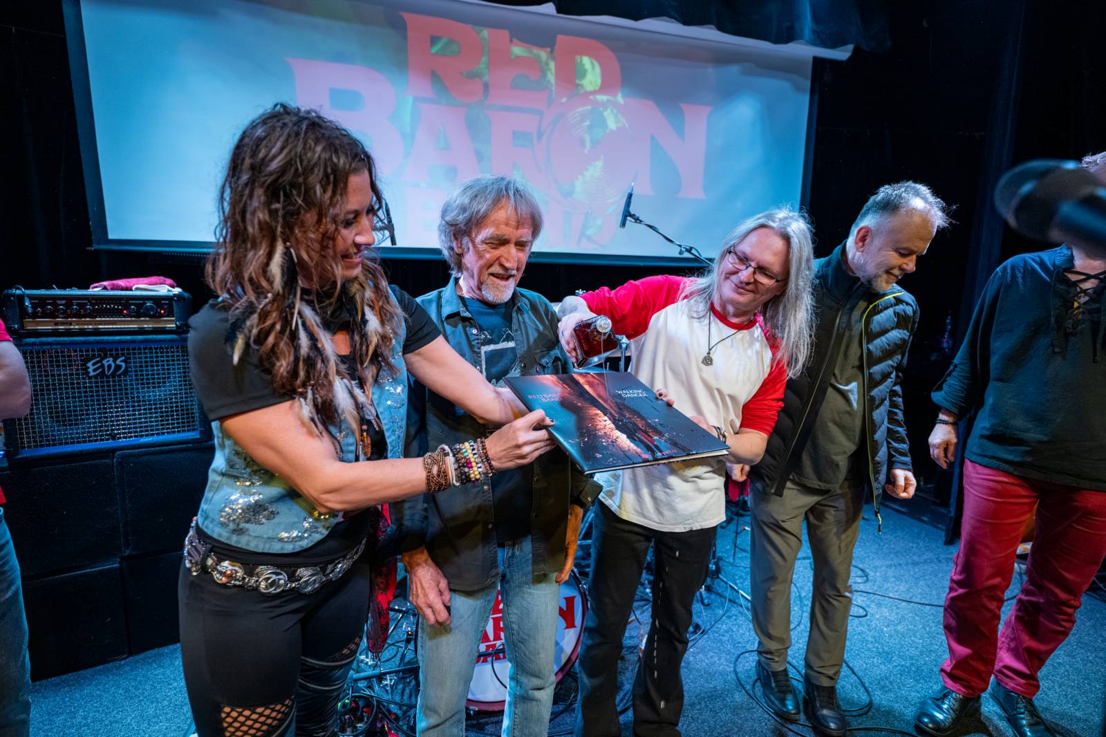 Red Baron Band pokřtil v Malostranské besedě nové album, připil si na něj whisky od Iana Paice