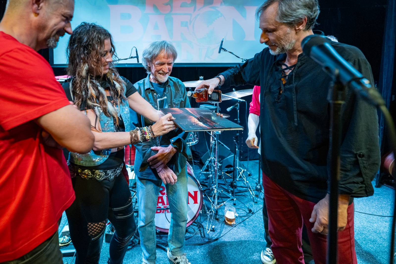 Red Baron Band pokřtil v Malostranské besedě nové album, připil si na něj whisky od Iana Paice