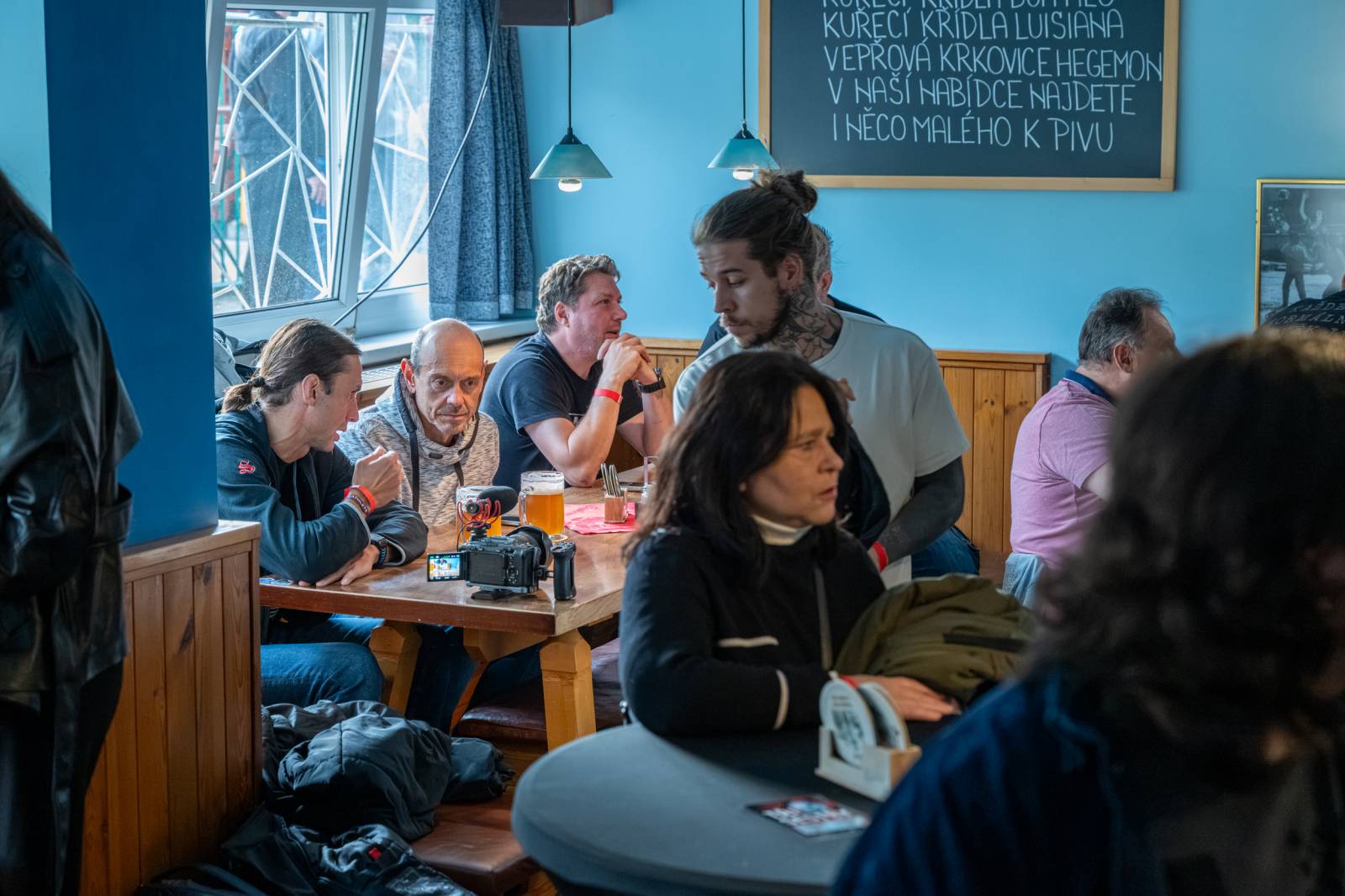 Lou Fanánek Hagen slaví šedesáté narozeniny. Na Staré sokolovně pokřtil knihu a album, které si k jubileu nadělil