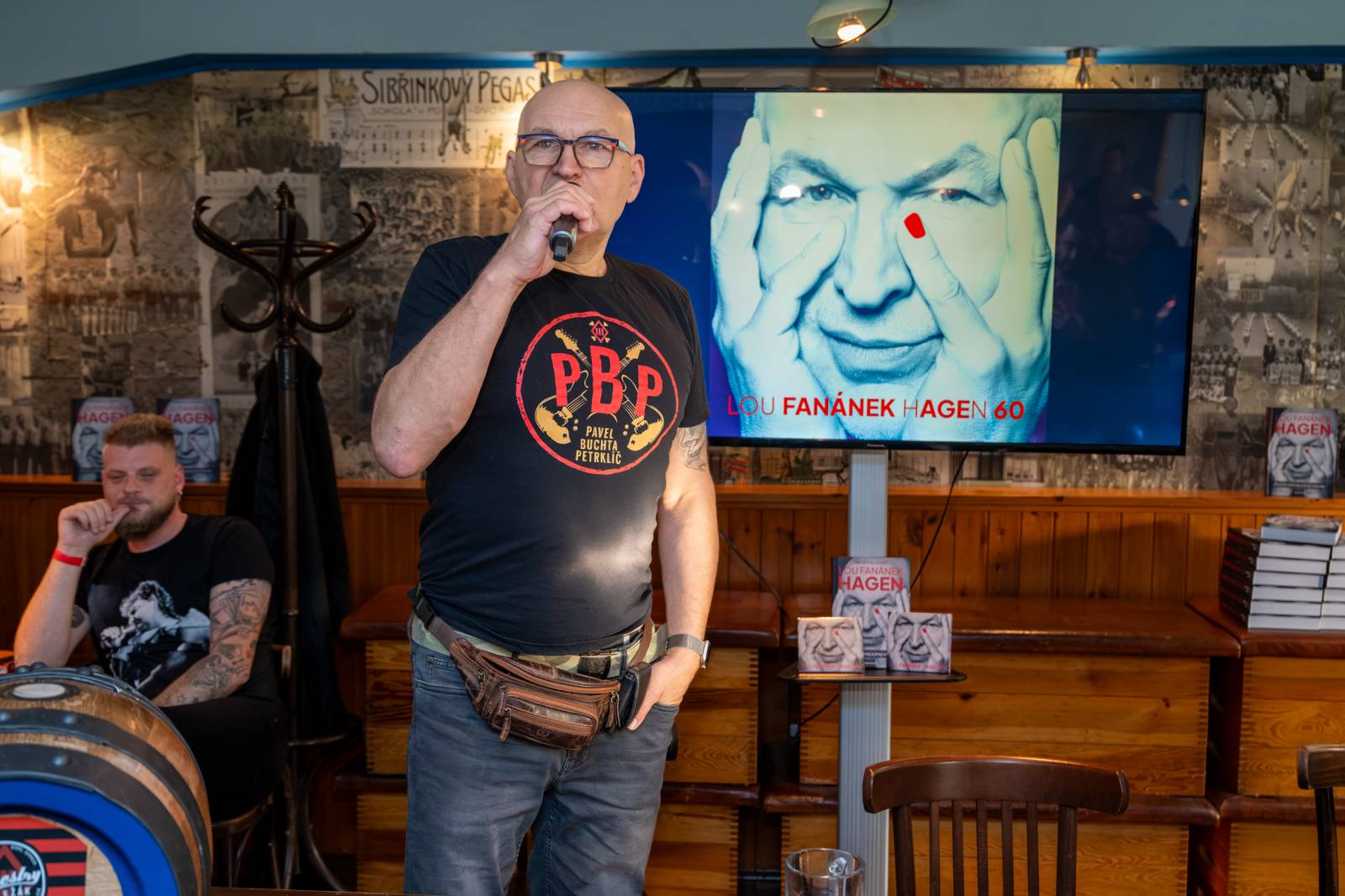 Lou Fanánek Hagen slaví šedesáté narozeniny. Na Staré sokolovně pokřtil knihu a album, které si k jubileu nadělil