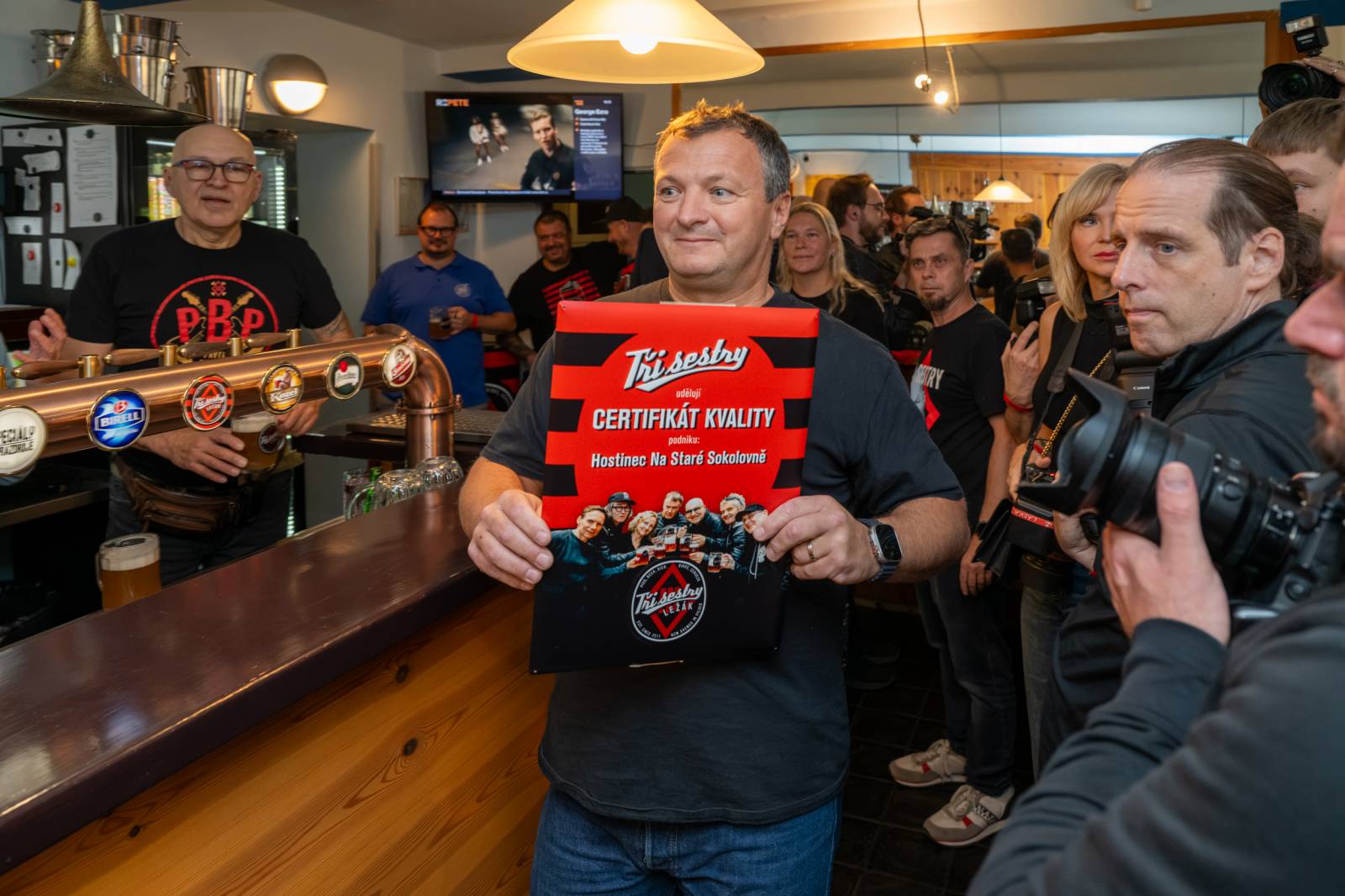 Lou Fanánek Hagen slaví šedesáté narozeniny. Na Staré sokolovně pokřtil knihu a album, které si k jubileu nadělil