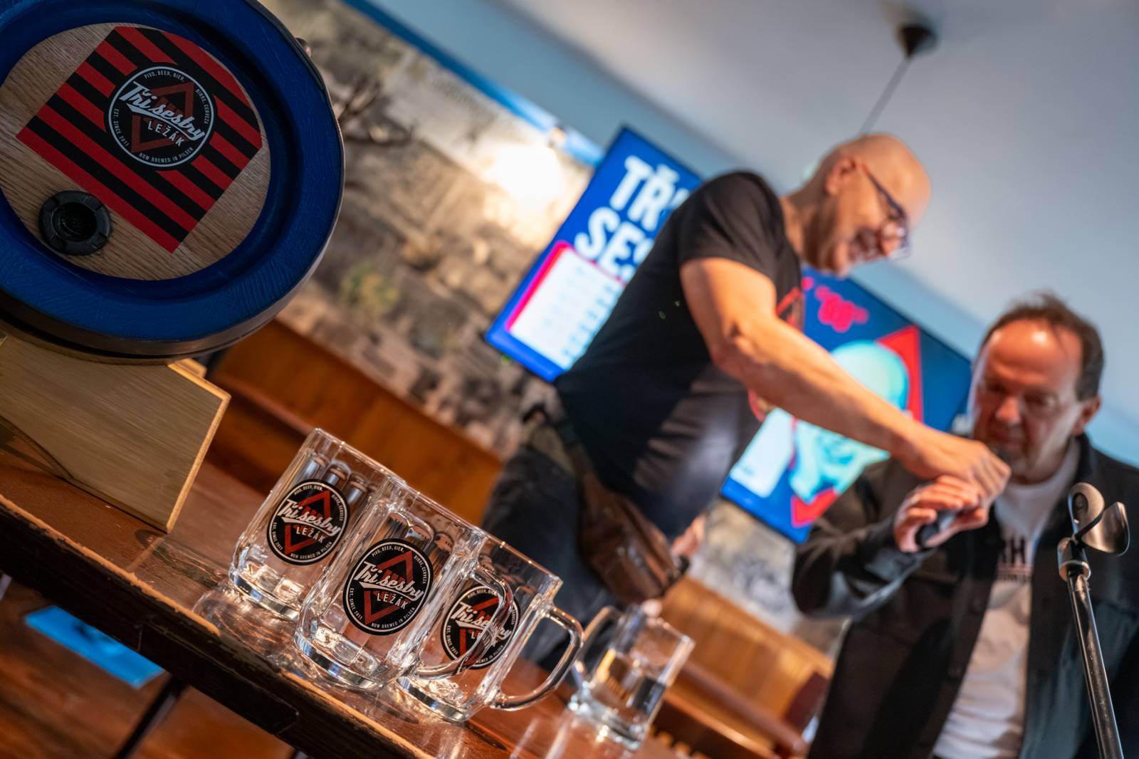 Lou Fanánek Hagen slaví šedesáté narozeniny. Na Staré sokolovně pokřtil knihu a album, které si k jubileu nadělil