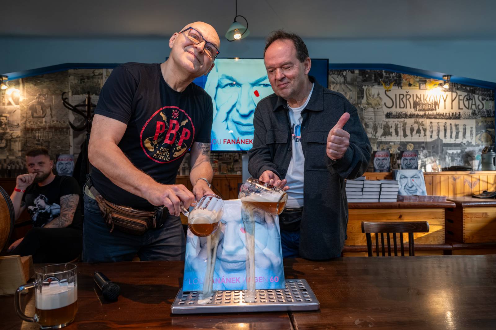 Lou Fanánek Hagen slaví šedesáté narozeniny. Na Staré sokolovně pokřtil knihu a album, které si k jubileu nadělil