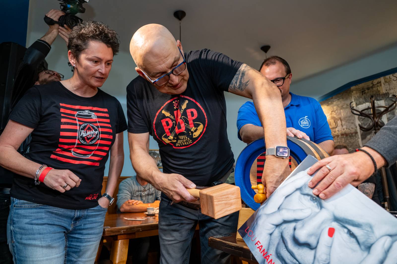 Lou Fanánek Hagen slaví šedesáté narozeniny. Na Staré sokolovně pokřtil knihu a album, které si k jubileu nadělil