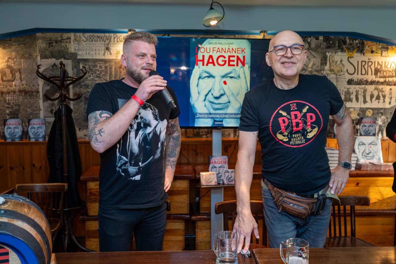 Lou Fanánek Hagen slaví šedesáté narozeniny. Na Staré sokolovně pokřtil knihu a album, které si k jubileu nadělil