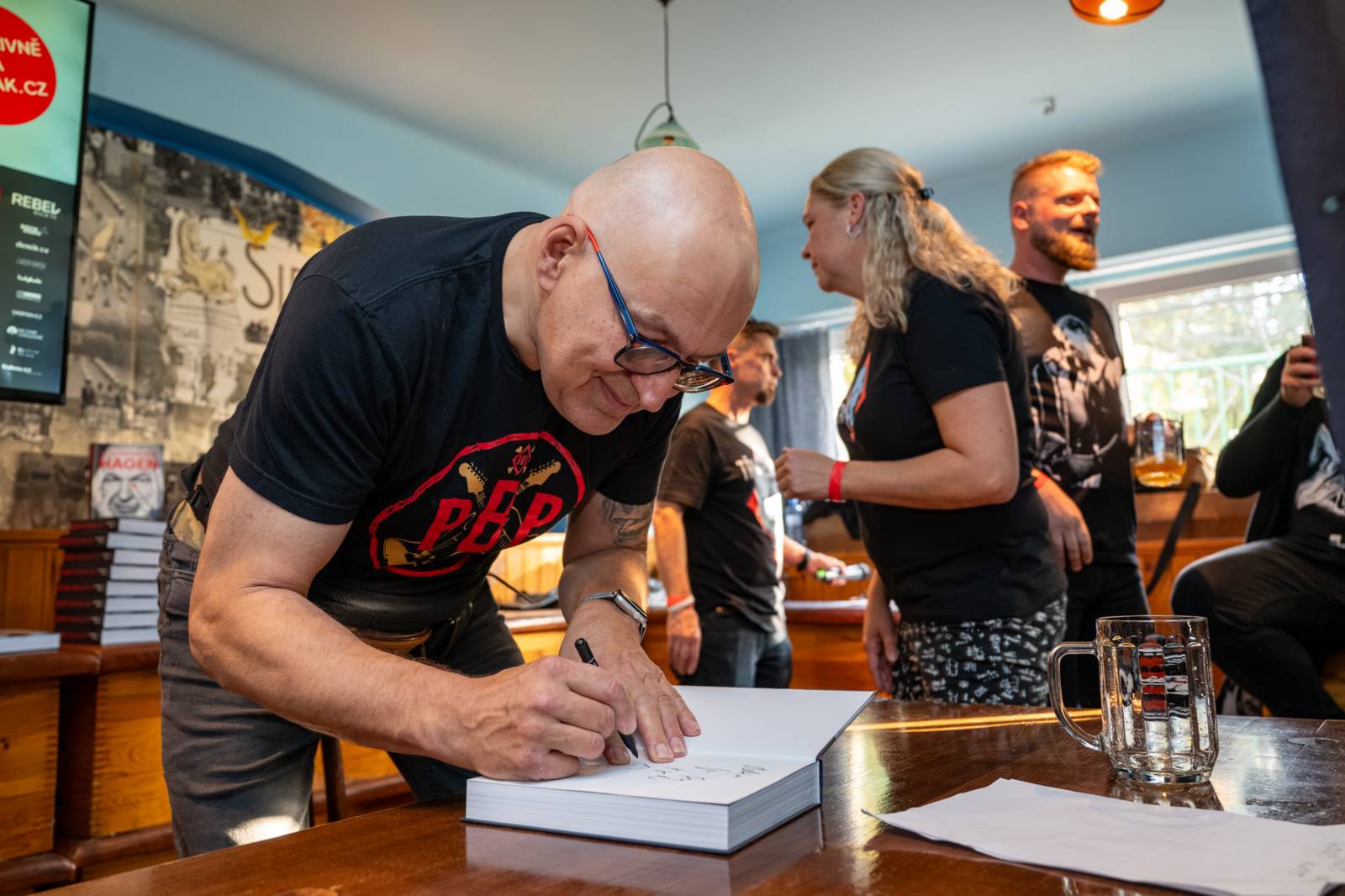 Lou Fanánek Hagen slaví šedesáté narozeniny. Na Staré sokolovně pokřtil knihu a album, které si k jubileu nadělil