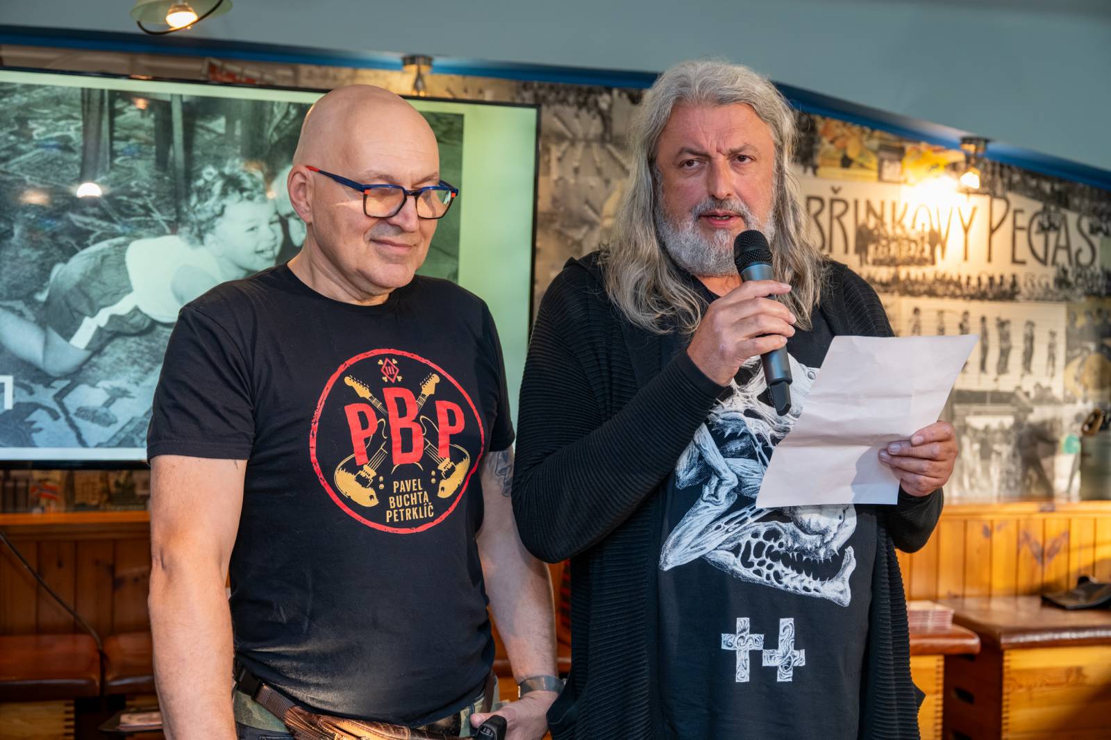 Lou Fanánek Hagen slaví šedesáté narozeniny. Na Staré sokolovně pokřtil knihu a album, které si k jubileu nadělil