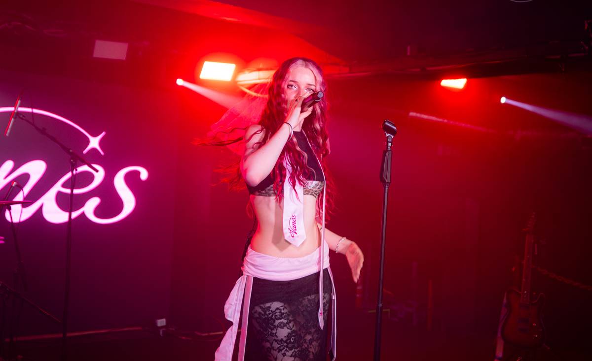 Girli v Praze: queer energie, drzý pop a koncert bez zábran. Předskakovala jí Vanes