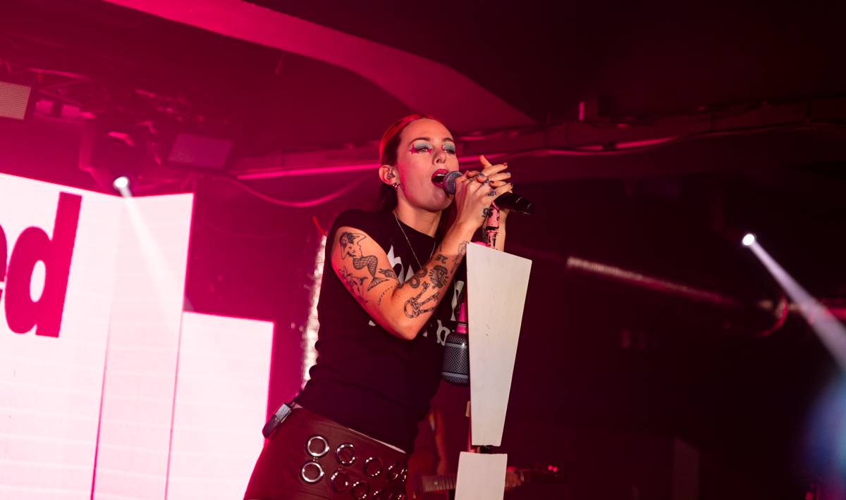 Girli v Praze: queer energie, drzý pop a koncert bez zábran. Předskakovala jí Vanes