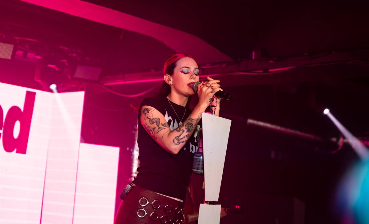 Girli v Praze: queer energie, drzý pop a koncert bez zábran. Předskakovala jí Vanes