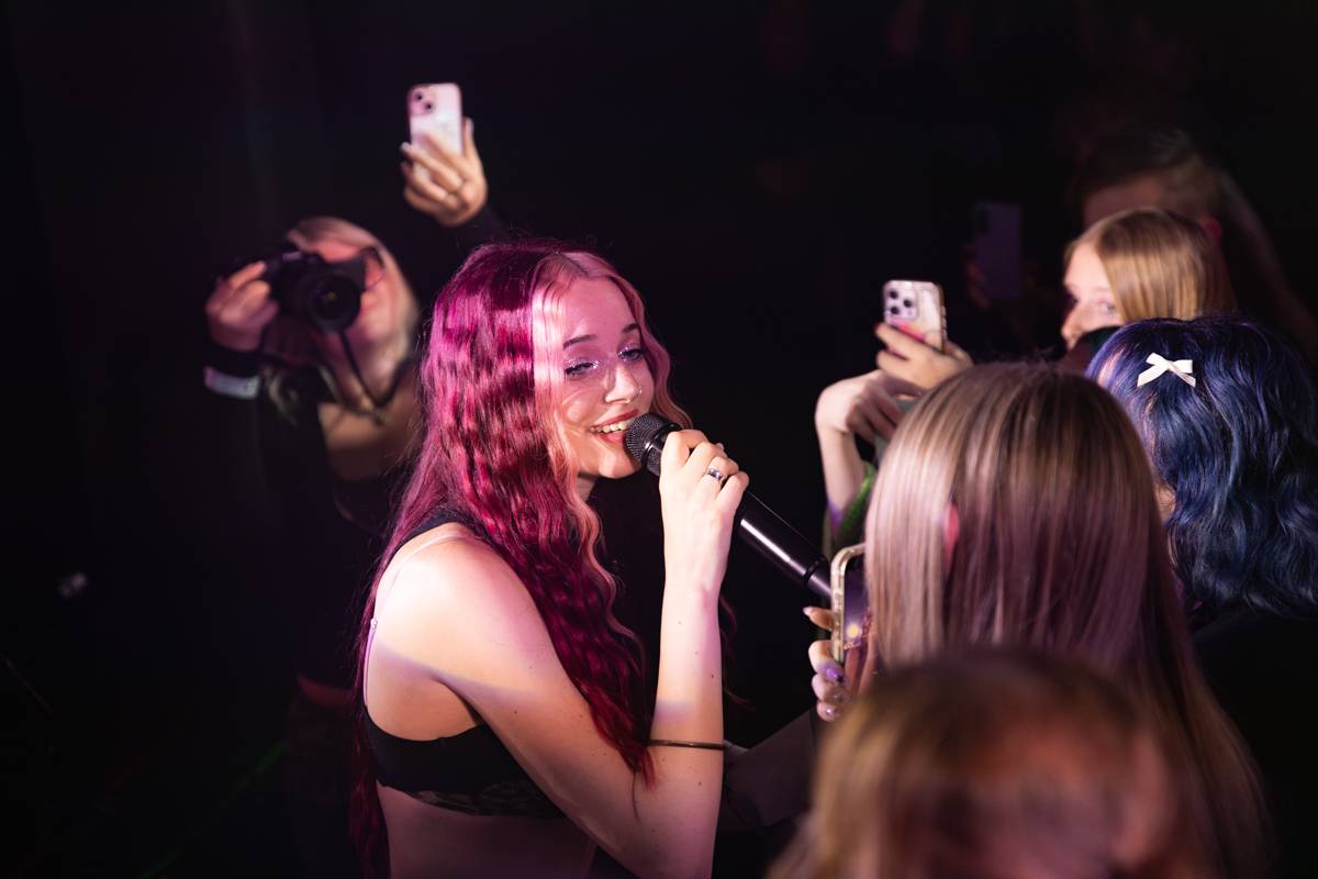 Girli v Praze: queer energie, drzý pop a koncert bez zábran. Předskakovala jí Vanes